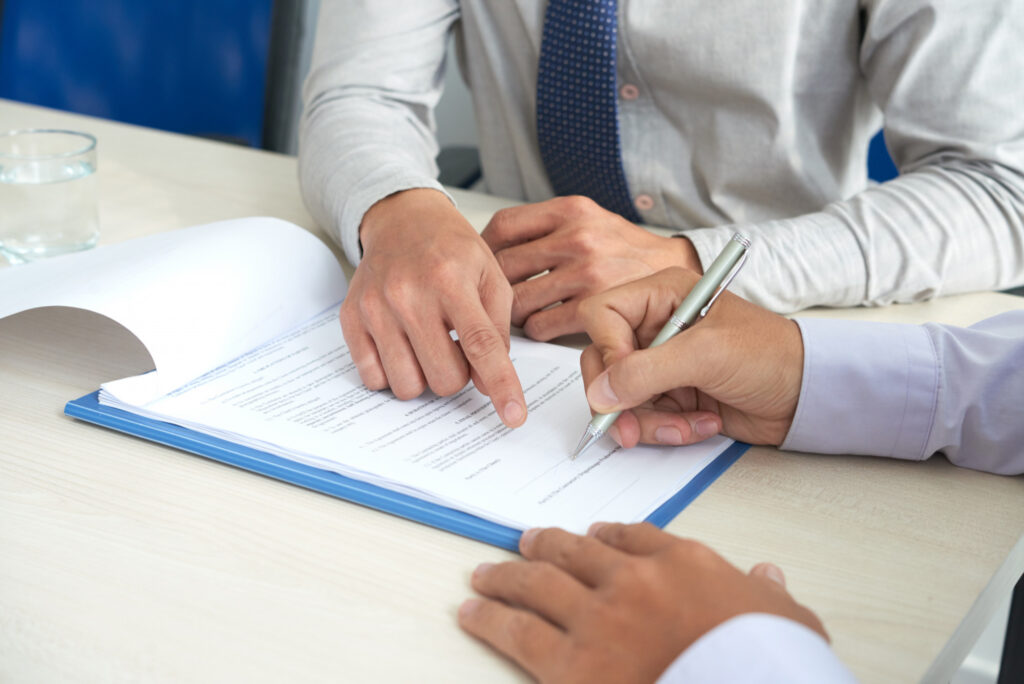 Cómo proteger tu negocio de clientes morosos mediante contratos